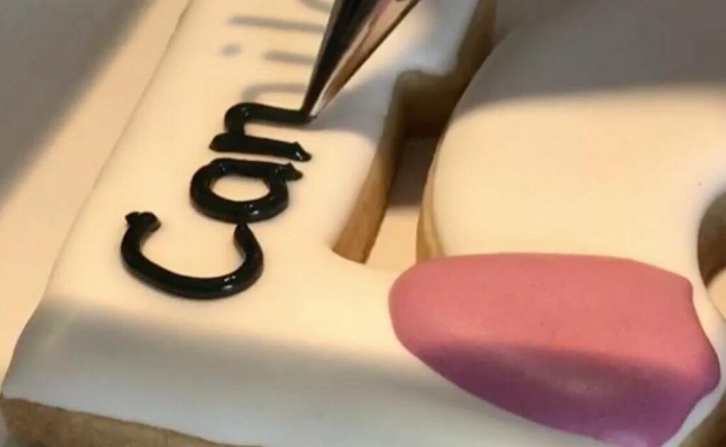 Can I Use Cookie Icing to Write on a Cake