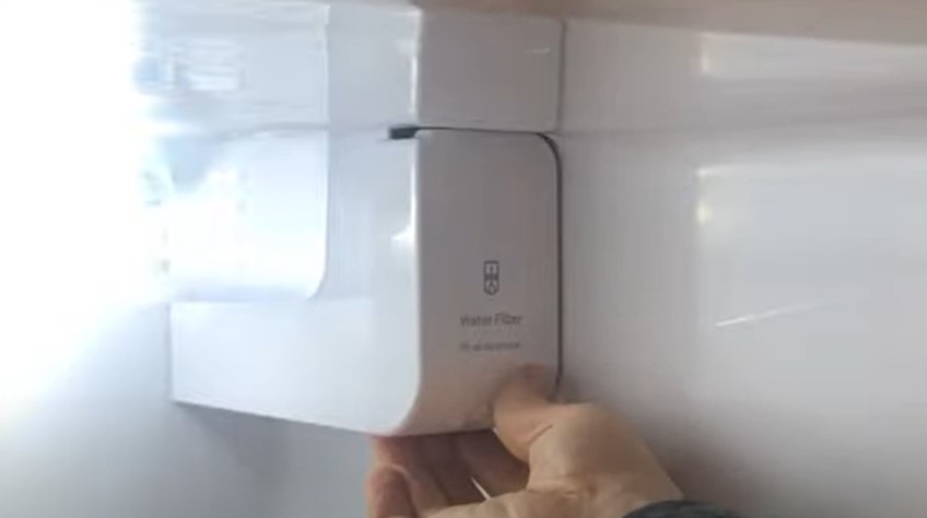 replacing water filter on whirlpool refrigerator 1